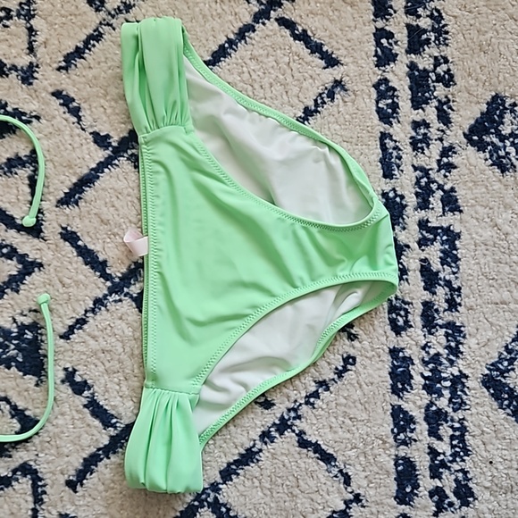Sz M Victoria's Secret Bikini - Picture 2 of 4